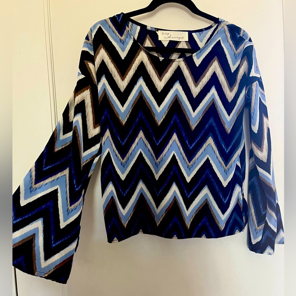 Small woman’s blue Chevron blouse bell sleeve - Picture 1 of 6